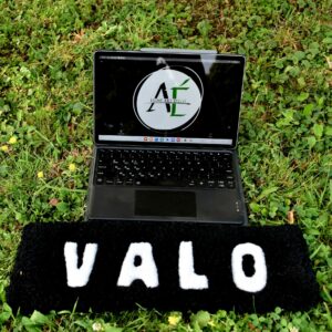 Image de mise en valeur du repose poignets Valo en fil noir Francais et recyclé, fil blanc acrylique.