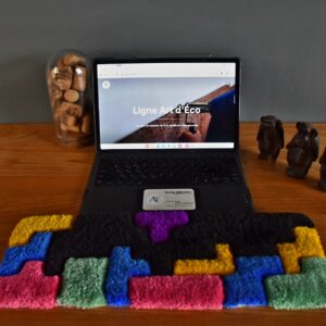 image de mise en valeur d'un tapis tufté a la main dans un motif Tétris de couleur bleu,rose,noir,violet jaune et vert.