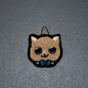 Déco chat a accrocher, fils recyclés francais de couleur beige, noir, blanc,bleu et rose pâle.