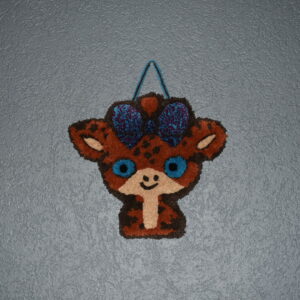 Déco girafe au tufting confectionné en filFrancais et recyclé de couleur marron,orange,beige,bleu et violet sur toile de jute francaise.